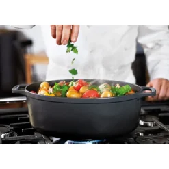 Le Chasseur cocotte ovale avec couvercle noire 31 x 26 cm